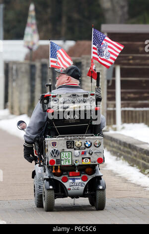 Neuenhagen, Mann fährt mit seinem US-Flagge elektrischen Rollstuhl am Tag der Vereidigung von US-Präsident Donald Trump Stockfoto