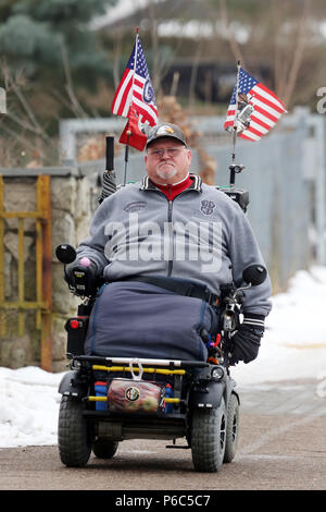 Neuenhagen, Mann fährt mit seinem US-Flagge elektrischen Rollstuhl am Tag der Vereidigung von US-Präsident Donald Trump Stockfoto