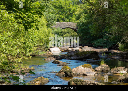 Hexworthy Dartmoor Devon England Juni 24, 2018 steinerne Brücke über dem Westen Dart River bei Hexworthy Stockfoto