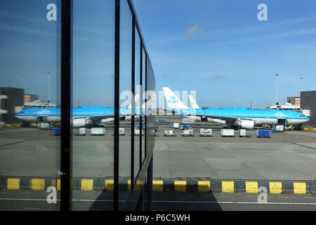 Amsterdam, Niederlande, KLM Airbus A330 auf dem Vorfeld des Flughafens Schiphol Stockfoto