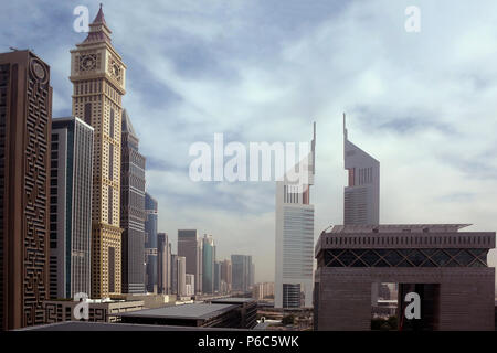 22.03.2017, Dubai, Dubai, Vereinigte Arabische Emirate - Dubai International Financial Centre mit der Emirates Towers. 00 S 170322 D 240 CAROEX.JPG [MODELL RELEAS Stockfoto