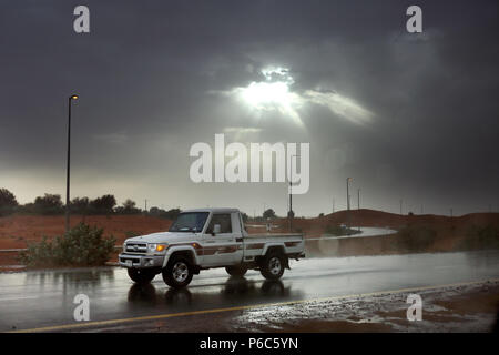 Dubai, Vereinigte Arabische Emirate, Fahrten mit dem Jeep durch die Wüste im Regen Stockfoto