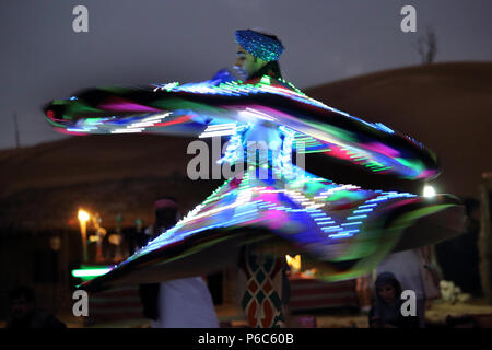 24.03.2017, Dubai, Vereinigte Arabische Emirate, orientalische Folklore Tänzerin zeigt einen rotierenden Tanz Stockfoto