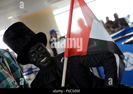 Dubai, schwarz lackierte Mann mit der Flagge der Vereinigten Arabischen Emirate Stockfoto