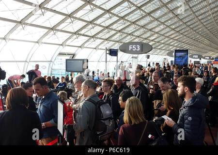 Paris, Frankreich, Menschen in einer Bahnhofshalle von Charles de Gaulle Flughafen Stockfoto