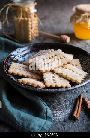 Hausgemachten Honig und Zimt Kekse mit weihnachtsbriefmarken eingerichtet Stockfoto