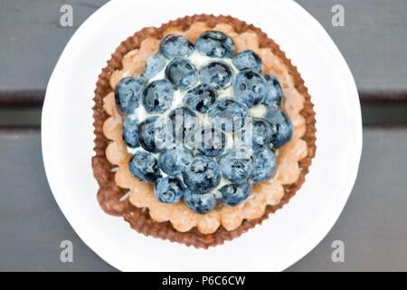 Süße Kuchen mit Blaubeeren auf dem Tisch. Stockfoto