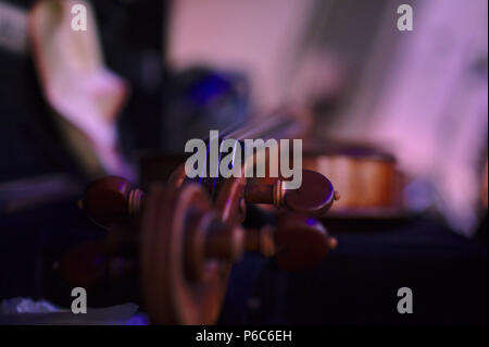 Violine in lila Licht frontal closeup mit Bokeh im Hintergrund Stockfoto