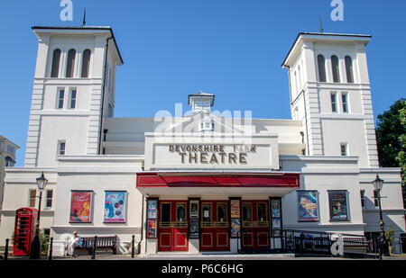 Eastbourne, Großbritannien. 29. Juni 2018. South Coast Resort von Eastbourne, East Sussex bei strahlendem Sonnenschein Stockfoto