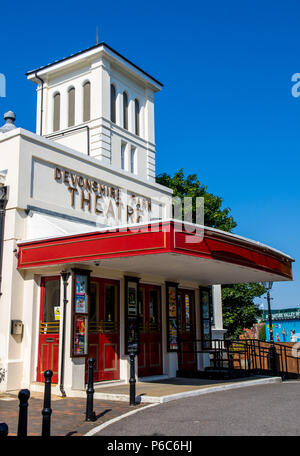 Eastbourne, Großbritannien. 29. Juni 2018. South Coast Resort von Eastbourne, East Sussex bei strahlendem Sonnenschein Stockfoto