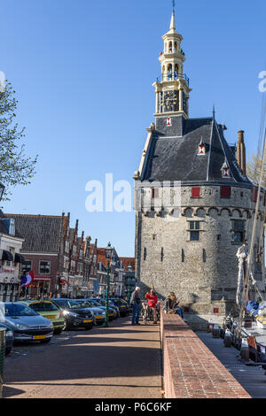 Hoorn, Netherlands-April 24, 2015: Hafenstadt Hoorn ist wo die Hoofdoren Clock Tower Gebäude in der Nähe des Hafens befindet. Stockfoto