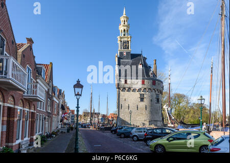 Hoorn, Netherlands-April 24, 2015: Hafenstadt Hoorn ist wo die Hoofdoren Clock Tower Gebäude in der Nähe des Hafens befindet. Stockfoto