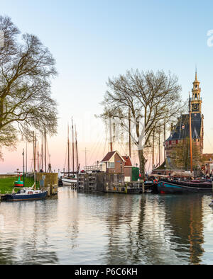 Hoorn, Netherlands-April 27, 2015: Segeln Boote in der Segelboote in der historischen maritimen Stadt Hoorn im Norden der Niederlande. Stockfoto