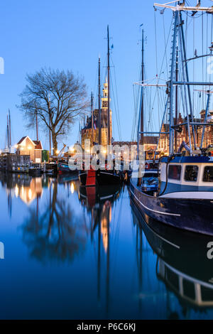 Hoorn, Netherlands-April 27, 2015: Segeln Yachten in den Abend in der historischen maritimen Stadt Hoorn im Norden der Niederlande. Stockfoto