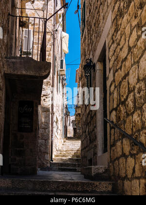 Die engen Straßen in der Innenstadt von Hvar Kroatien Stockfoto