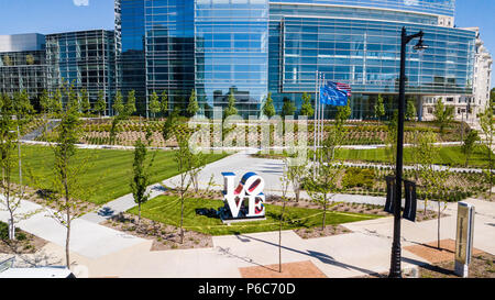 Liebe Skulptur, von Robert Indiana, vor der nordwestlichen gegenseitigen Turm, Milwaukee, Wisconsin, USA Stockfoto