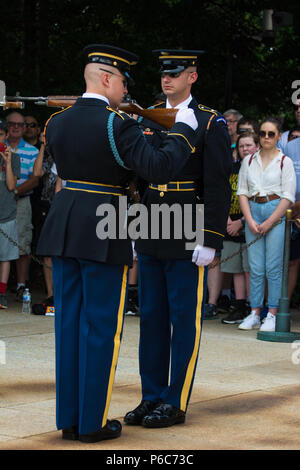 Wachwechsel Zeremonie auf dem Arlington National Friedhof, Grabmal des Unbekannten Soldaten, Virginia, USA Stockfoto