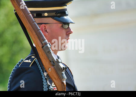 Wachwechsel Zeremonie auf dem Arlington National Friedhof, Grabmal des Unbekannten Soldaten, Virginia, USA Stockfoto