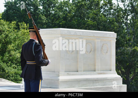 Wachwechsel Zeremonie auf dem Arlington National Friedhof, Grabmal des Unbekannten Soldaten, Virginia, USA Stockfoto