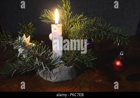 Adventskalender Kerze hat bis zum 16. Dezember verbrannt. Stockfoto