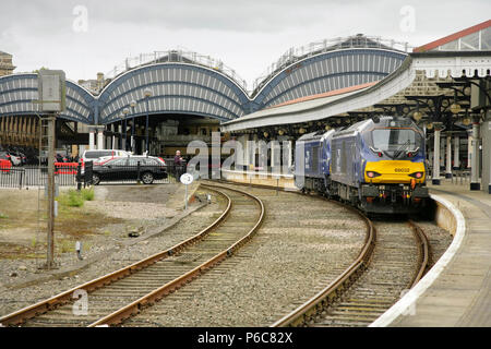 Direct Rail Services Klasse 68 Diesellokomotiven 68032 und 68027 von Stadler Rail Valencia (vormals Vossloh), am York Station, UK. Stockfoto