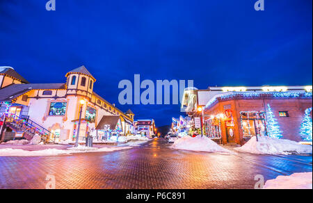 Leavenworth, Washington, USA. -02/14/16: schöne Leavenworth mit Beleuchtung Dekoration im Winter. Stockfoto