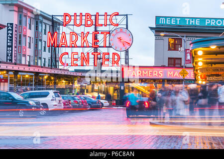 Seattle, Washington, USA. 02/06/17: Pike Place Market mit Reflexion auf dem Boden in der Nacht.. Stockfoto
