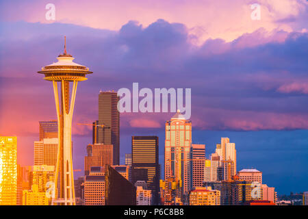 Bunte Seattle City scape mit bewölkt bei Sonnenuntergang, Seattle, Washington, USA. Stockfoto