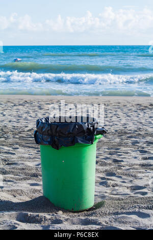 Müll kann auf einem Strand von Ostia, Rom, Italien Stockfoto