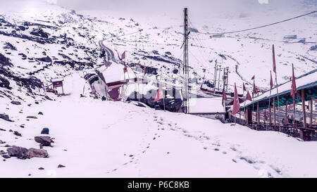 Blick vom Alten BABA MANDIR oder ADI BABA MANDIR ofsnow bedeckte Bergkette in Sikkim, Indien. Stockfoto