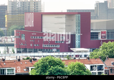 Rotterdam, Niederlande, 3. Juni 2018: Das Neue Theater Luxor auf Wilhelminapier, entworfen von Bolles und Wilson, 2001 eröffnet Stockfoto