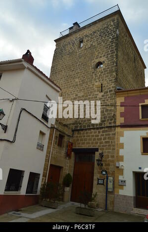 Schöne starker Turm in Baños de La Rioja Dorf. Architektur, Geschichte, Kunst, Reisen. 27. Dezember 2015. Baños de La Rioja. Der Rioja. Spanien. Stockfoto