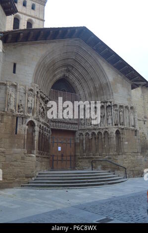 Eingang zur Kirche von San Bartolome in Logroño. Architektur, Geschichte, Kunst, Reisen. 27. Dezember 2015. Logrono. Der Rioja. Spanien. Stockfoto