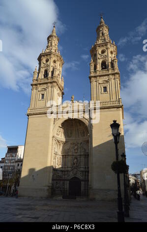 Hauptfassade der Kathedrale Santa Maria La Redonda. Architektur, Geschichte, Kunst, Reisen. 27. Dezember 2015. Logrono. Der Rioja. Spanien. Stockfoto