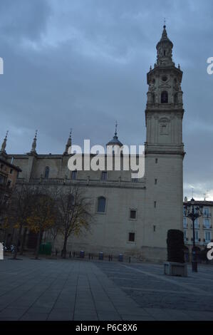 Seite Fassade der Kathedrale von Santa Maria La Redonda. Architektur, Geschichte, Kunst, Reisen. 27. Dezember 2015. Logrono. Der Rioja. Spanien. Stockfoto