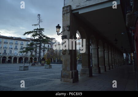 Marktplatz mit gewölbten Soportals in Logroño. Architektur, Geschichte, Kunst, Reisen. 27. Dezember 2015. Logrono. Der Rioja. Spanien. Stockfoto