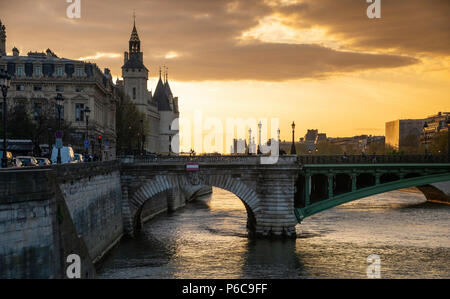 Dämmerung, am frühen Abend Szene der Notre Dame Brücke über den Fluss im alten Viertel von Paris, Frankreich, und Blick auf die Conciergerie. Stockfoto