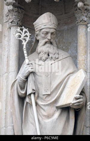 Statue des hl. Methodius auf dem Portal der Kathedrale Maria Himmelfahrt in Zagreb gewidmet Stockfoto