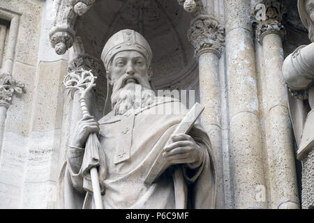 Statue des hl. Methodius auf dem Portal der Kathedrale Maria Himmelfahrt in Zagreb gewidmet Stockfoto