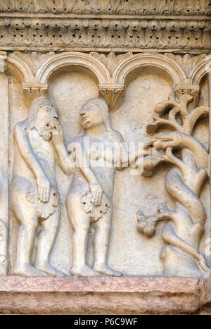 Mit Geschichten aus der Genesis: Versuchung, Relief von Wiligelmo, Dom von Modena, Italien Platte Stockfoto