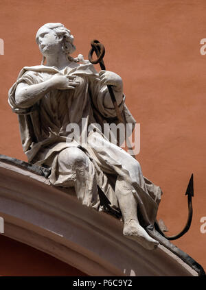 Symbole des Glaubens, Statue, die auf dem Portal von St. Barbabas Kirche, Italien Stockfoto