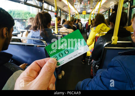 Das Reisen mit dem Bus in Dublin, Irland, für Einheimische und Besucher - die Leapcard, geringe Kosten für Reisen in die Stadt Stockfoto