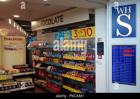 W H Smiths Duty Free Shop, Flughafen Manchester Abflughalle Terminal 1, Lancashire, England, Großbritannien. Stockfoto