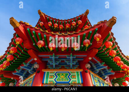 Das Dach des Thean Hou Tempel mit roten Lampions dekoriert, Kuala Lumpur, Malaysia Stockfoto