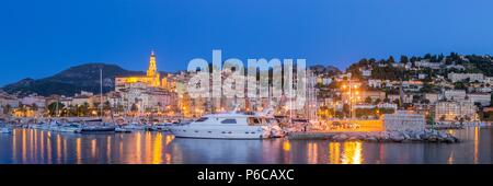 Panoramablick von Menton in der Nacht Stockfoto