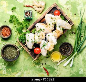 Mit Zwiebeln und Gewürze Fleisch mariniert, aufgereiht auf Spieße Stockfoto