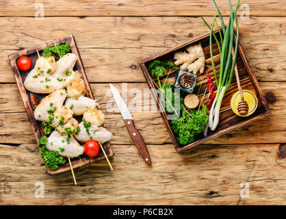 Hühnchen Shish Kebab oder schaschlik auf Spieße. Fast food. BBQ Stockfoto