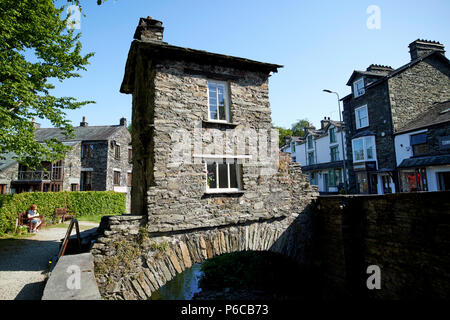 Bridge House über Stock Beck in Ambleside lake district, Cumbria England Großbritannien Stockfoto