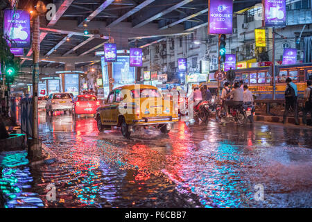 Kolkata in der Nacht im Regen Stockfoto