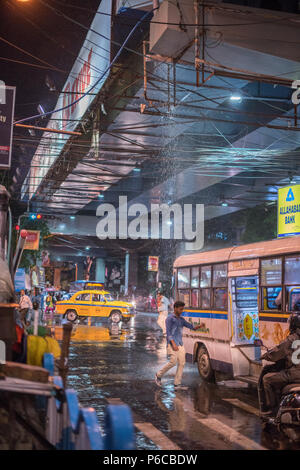 Kolkata in der Nacht im Regen Stockfoto